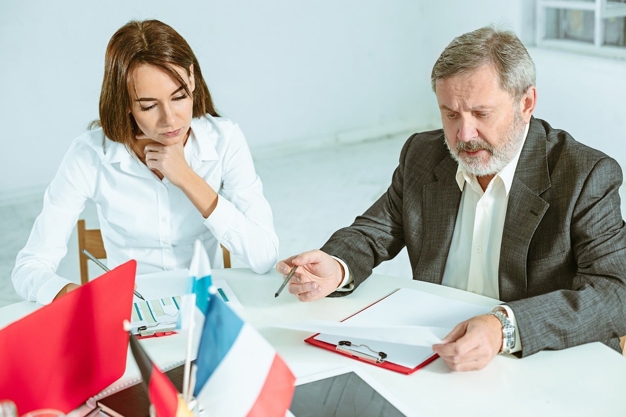 Marketing Digital para Abogados: Cómo Captar Clientes Online 2 Abogado reunido con cliente en su despacho explicando un asunto