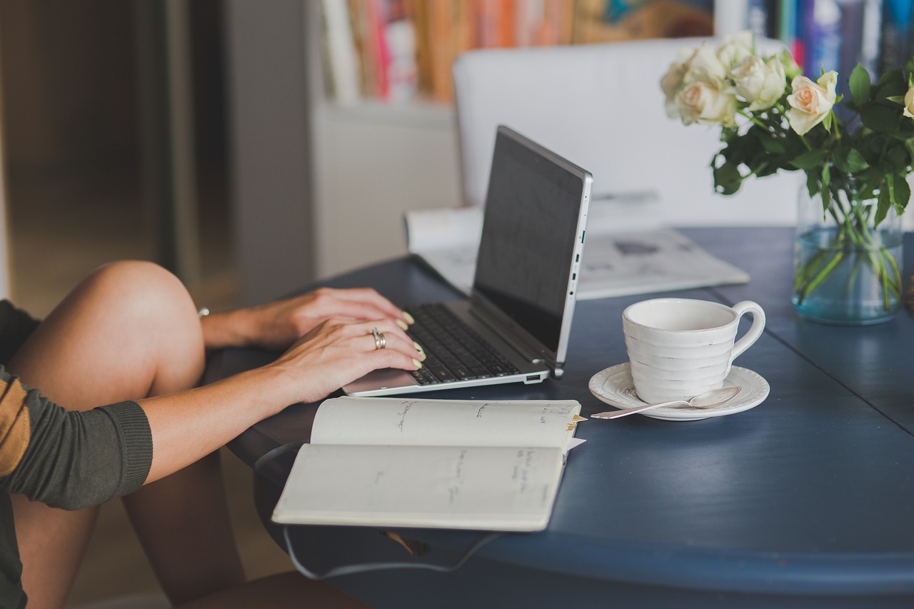 Marketing Digital para Abogados: Cómo Captar Clientes Online 4 Profesional escribiendo contenido en un portátil sobre una mesa de trabajo