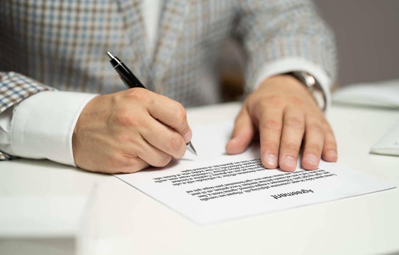 Marketing Digital para Abogados: Cómo Captar Clientes Online 5 Documentos legales y contratos sobre una mesa de despacho