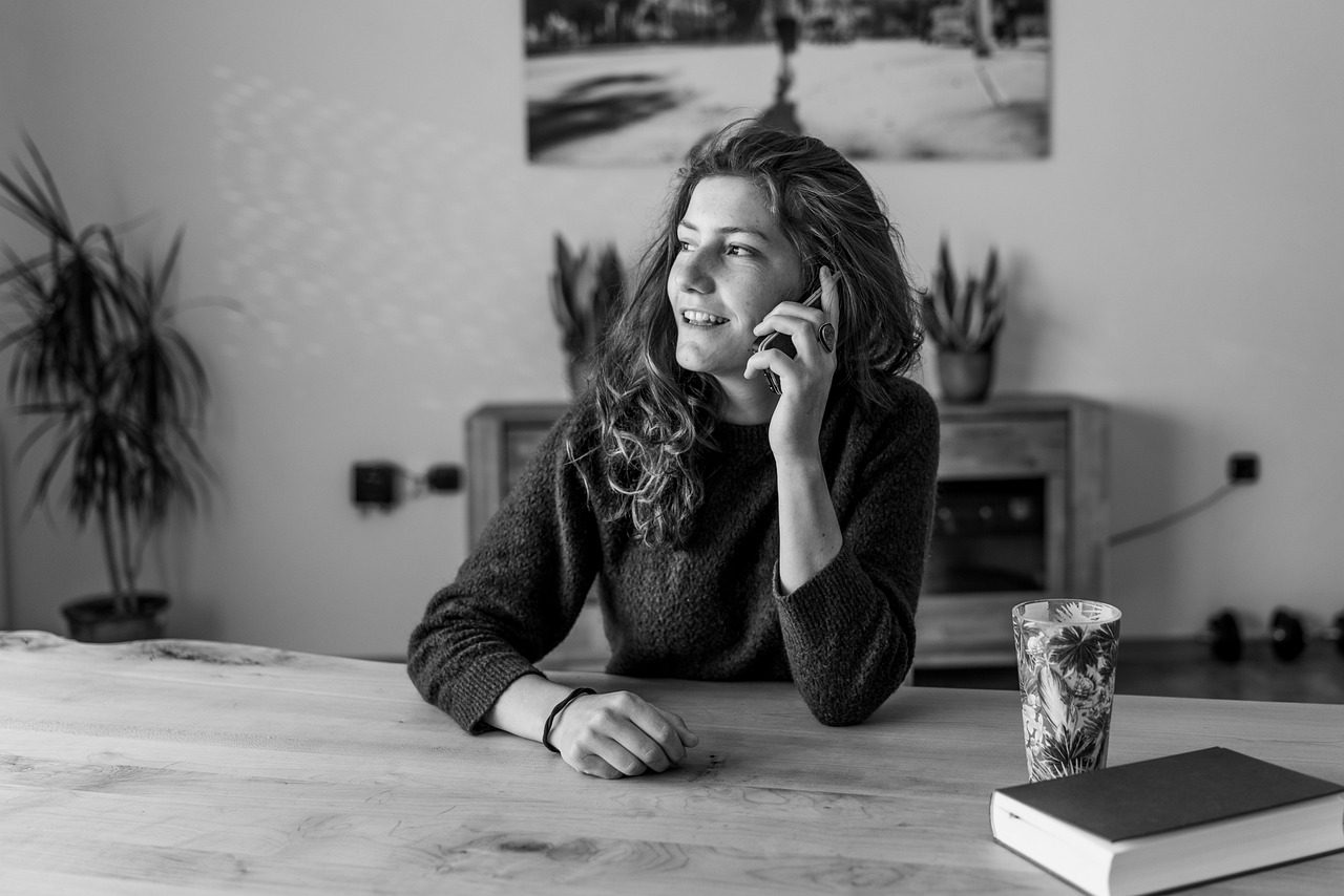 Marketing Digital para Hoteles: Estrategias que Llenan Habitaciones 2 Smartphone mostrando proceso de reserva de hotel mobile-first