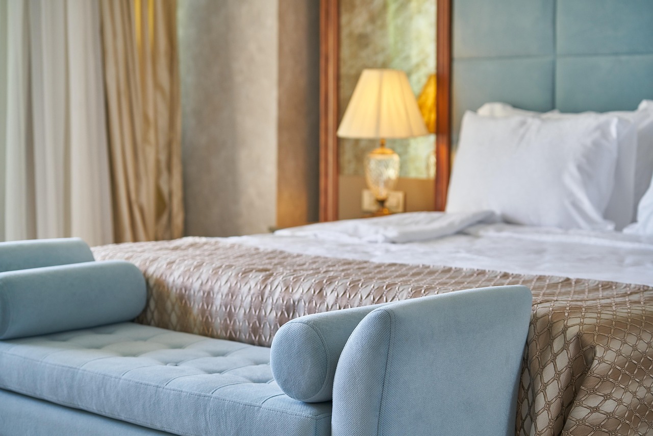 Marketing Digital para Hoteles: Estrategias que Llenan Habitaciones 8 Habitación de hotel elegante con cama y vista