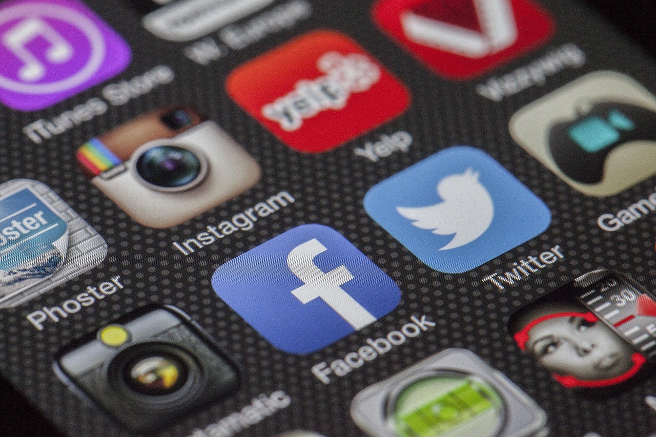 Marketing Digital para Hoteles: Estrategias que Llenan Habitaciones 4 Smartphone mostrando aplicaciones de redes sociales