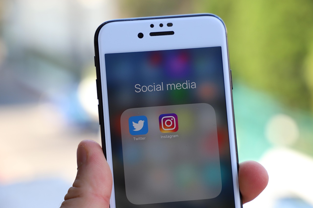 Smartphone con redes sociales abiertas mostrando contenido inmobiliario