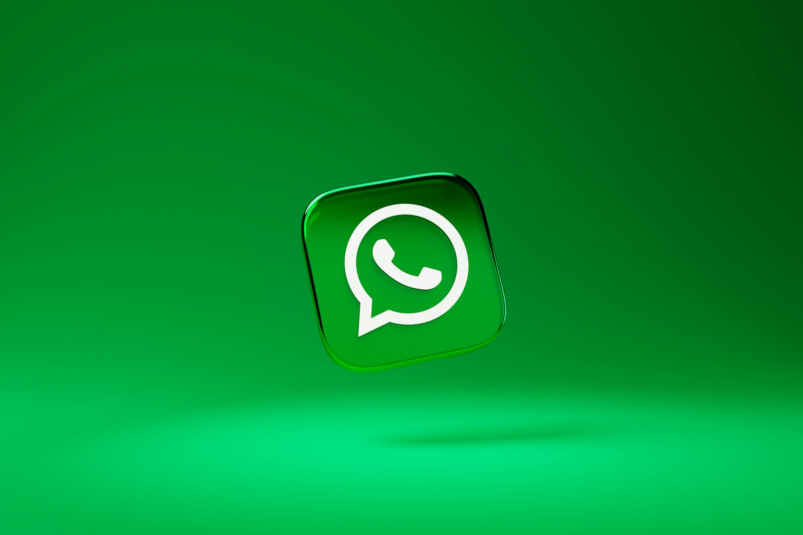 Cómo automatizar la captación y el seguimiento de leads (sin perder el toque humano) 1 Chatbot de WhatsApp respondiendo leads al instante