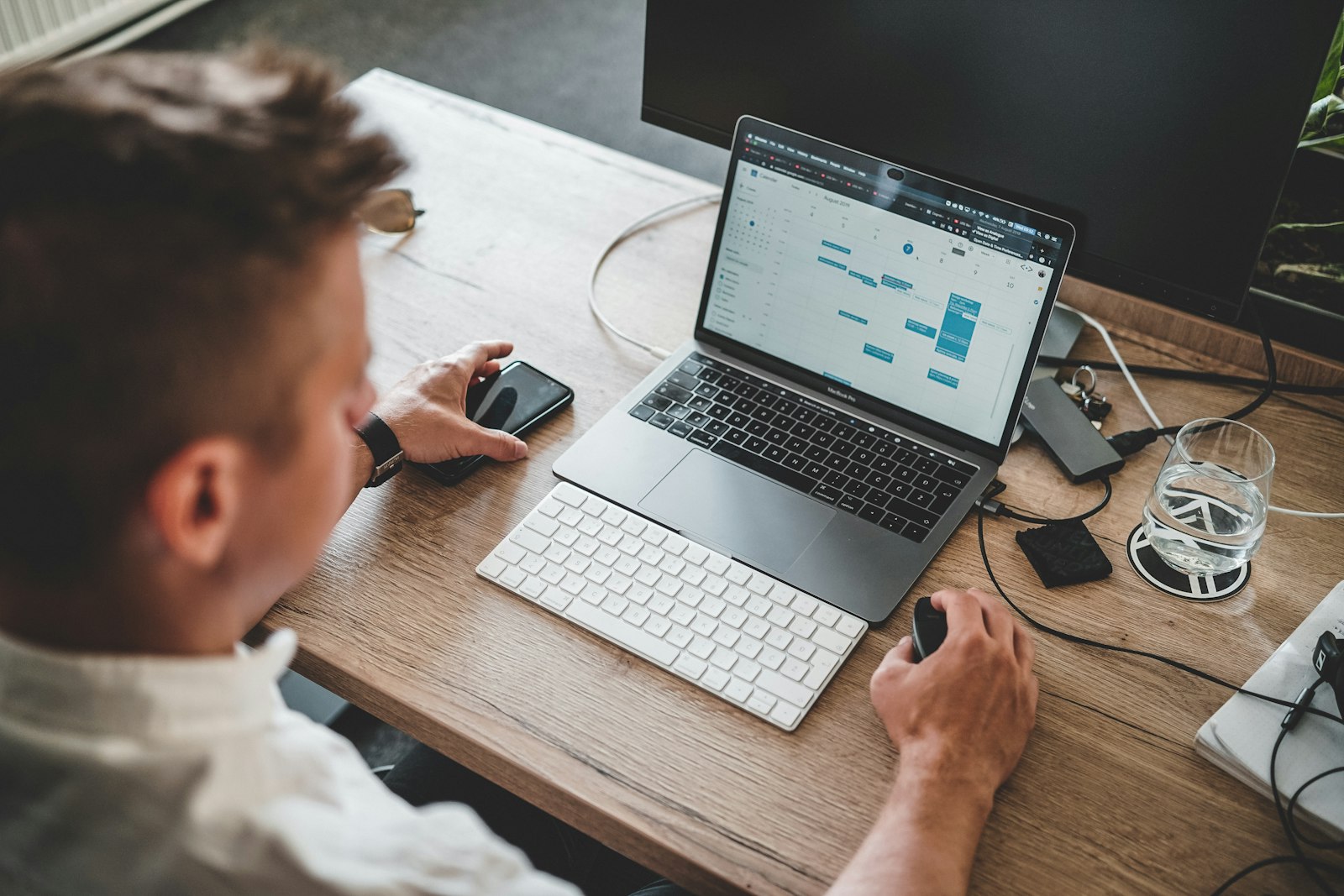Artefactos de Claude: Construye Herramientas sin Programar (Curso de Claude – Lección 10) 1 Empresaria creando una calculadora con los Artefactos de Claude sin saber programar