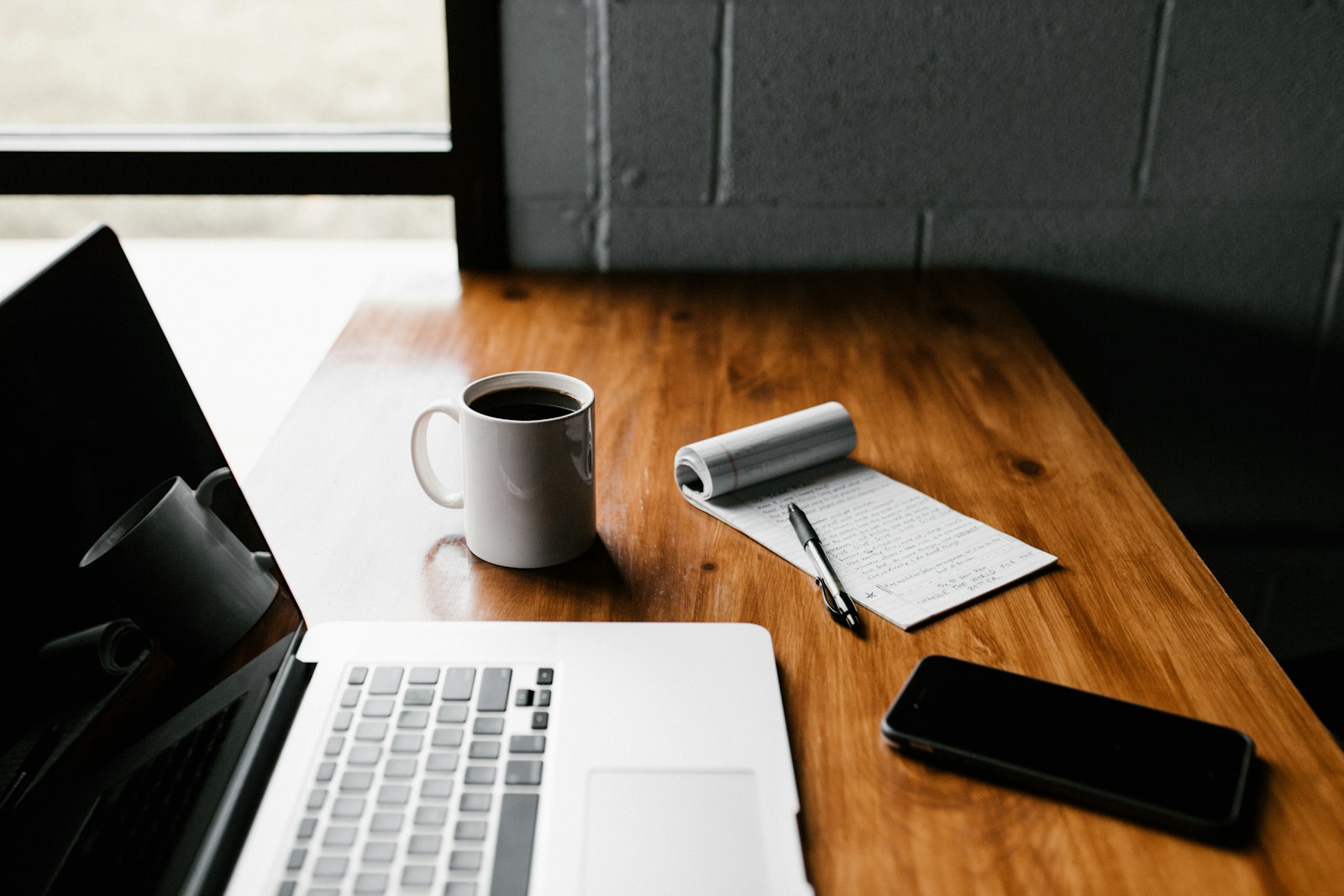 Flujo de Trabajo Completo: Tu Sistema de Automatización con IA (Curso de Claude – Lección 15) 1 Responsable de negocio implantando su sistema de automatización con IA en el ordenador