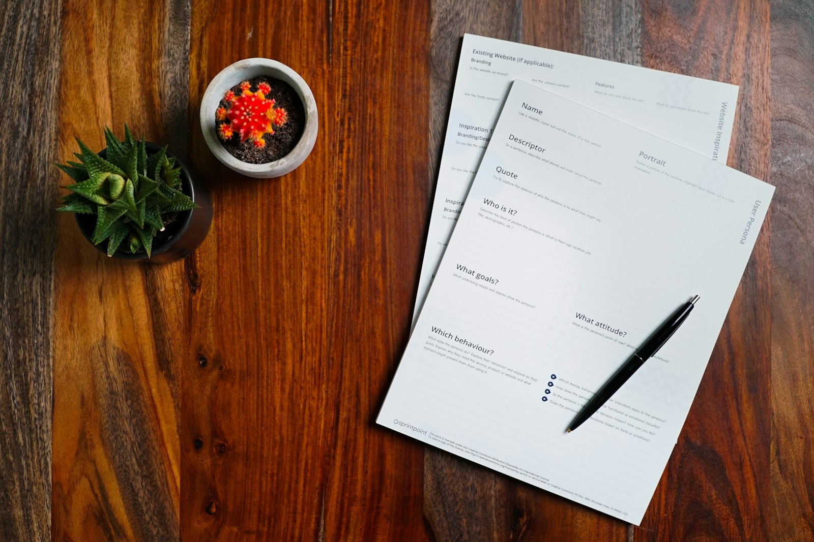 Análisis de Documentos con Claude: Resume Cualquier PDF en Minutos (Curso de Claude – Lección 3) 1 Análisis de documentos con Claude: profesional revisando contratos junto a su portátil