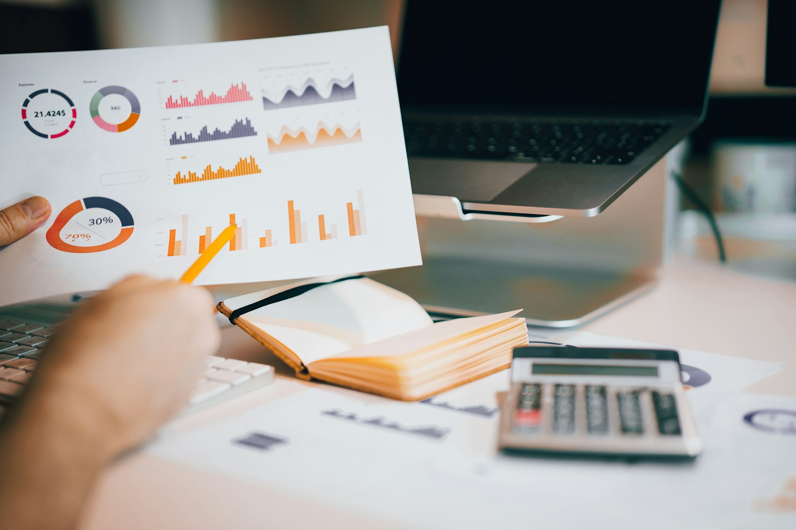 Investigación e Informes con Claude: Genera Informes con Fuentes Citadas (Curso de Claude – Lección 5) 1 Profesional revisando un informe de investigación con Claude en su despacho