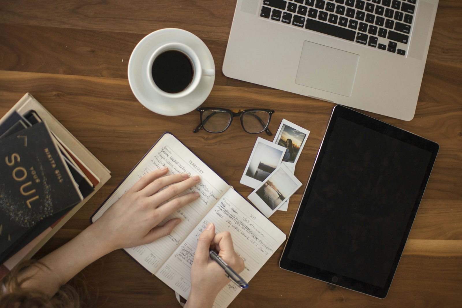 Creación de Contenido con Claude: Posts, Guiones y Textos con tu Voz (Curso de Claude – Lección 7) 1 Profesional planificando cómo crear contenido con Claude para su marca