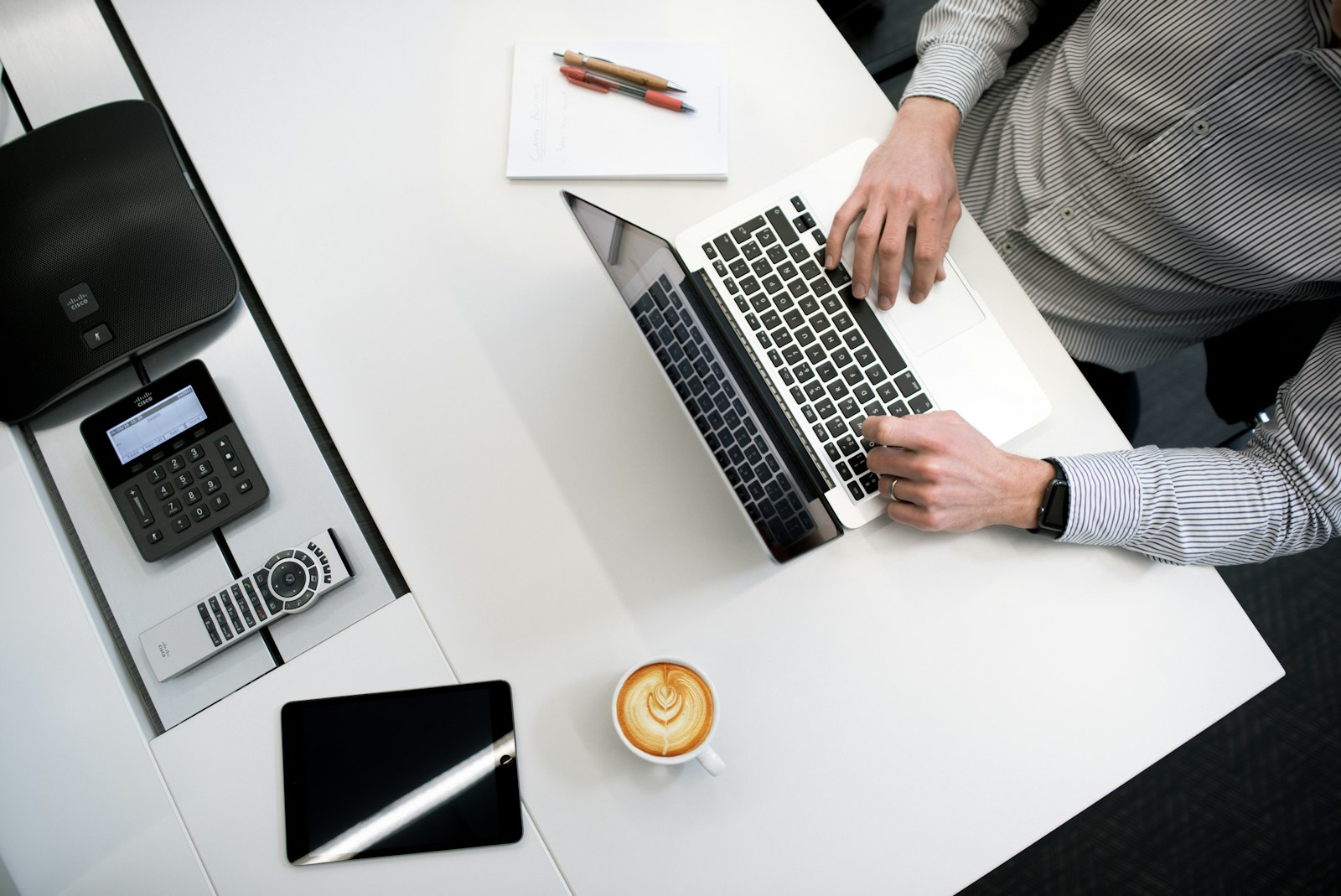 Automatización de Tareas con Claude: Elimina el Trabajo Repetitivo (Curso de Claude – Lección 9) 1 Autónoma en su escritorio aprendiendo a automatizar tareas con Claude y plantillas de prompts