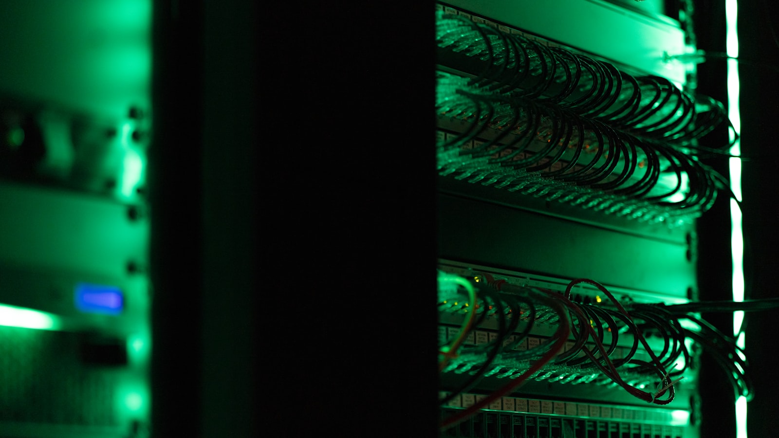 Cómo instalar Zabbix 8.0 en Ubuntu Server 22.04 LTS: guía completa paso a paso 3 Sala de servidores monitorizada con Zabbix