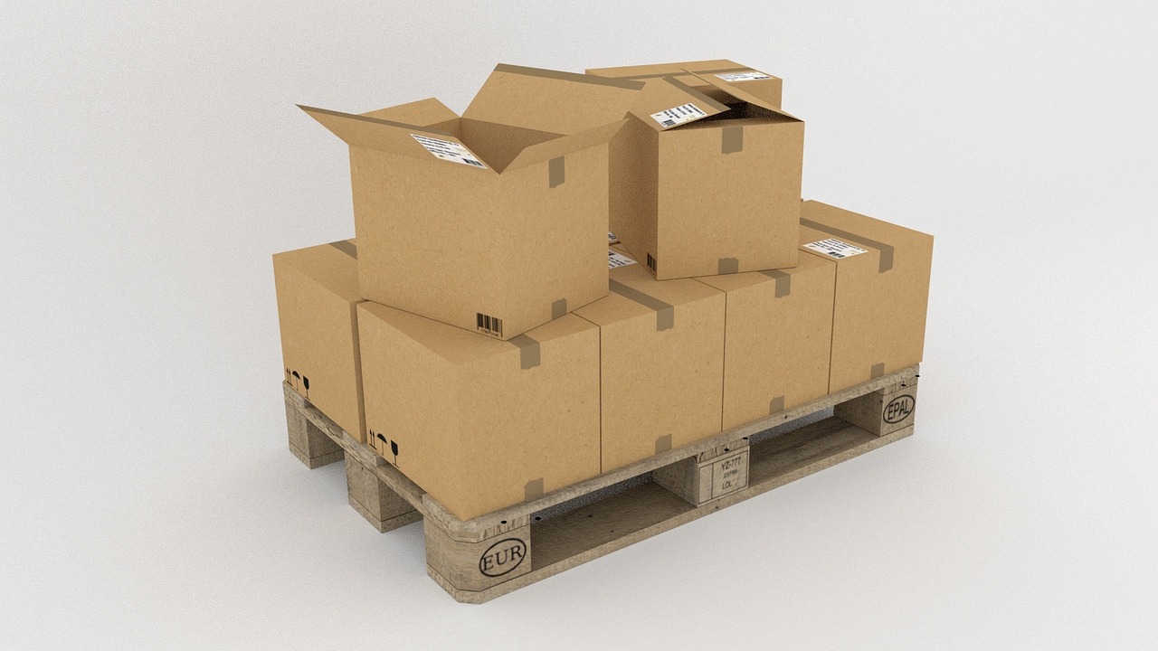 Paquetes preparados para envío en el almacén de un ecommerce